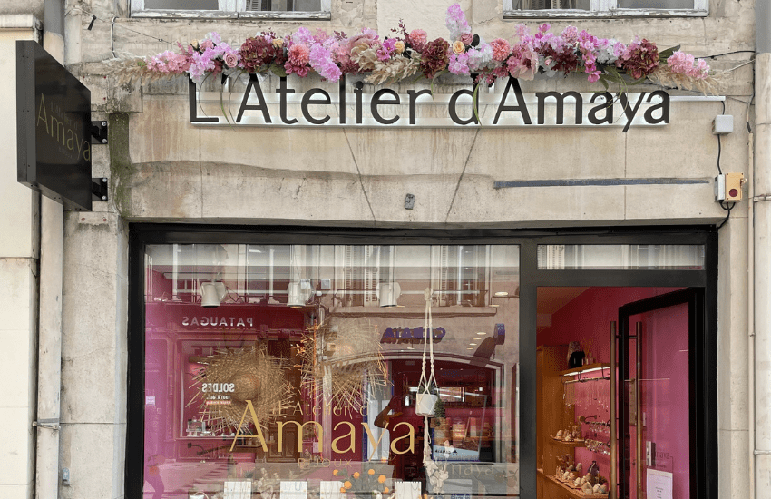 Enseigne rétro-éclairée allumée sur une devanture élégante