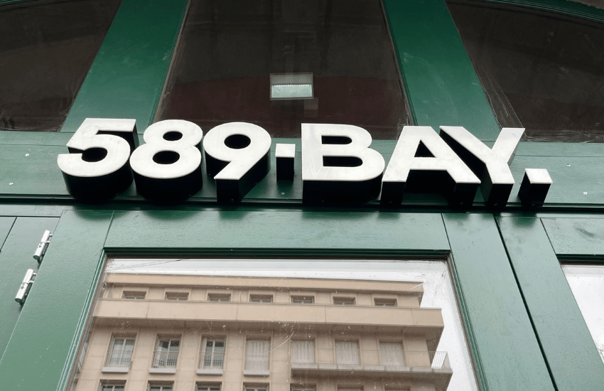 Lettre enseigne larges sur une devanture