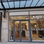 Lettrage adhésif sur la vitrine d'une boutique de décoration