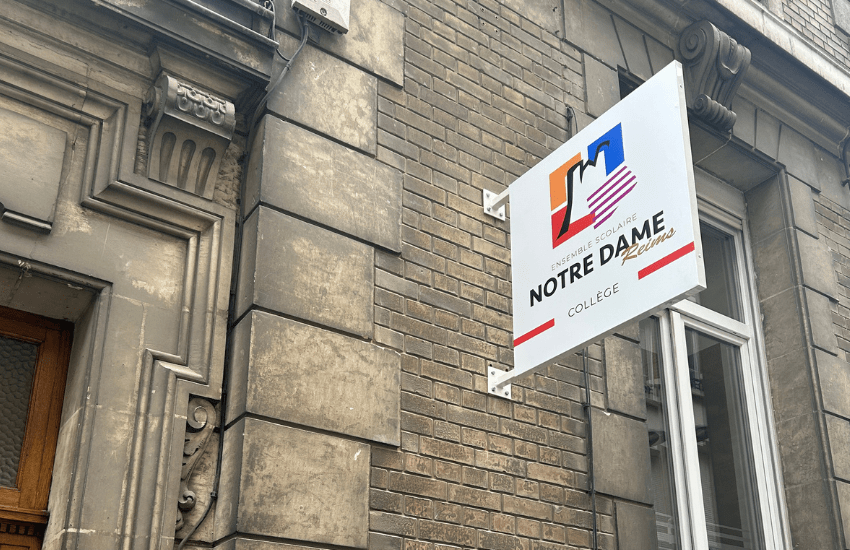 Photo d'une enseigne drapeau