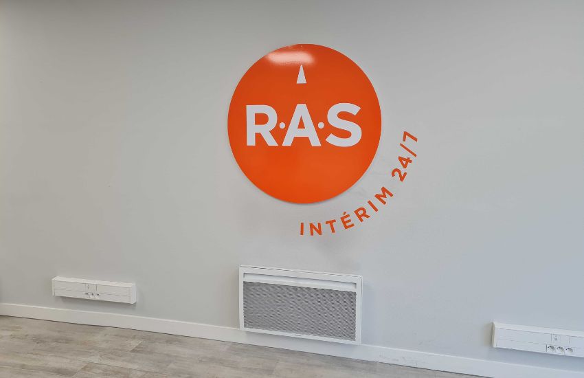 Photo d'un panneau décoratif avec logo