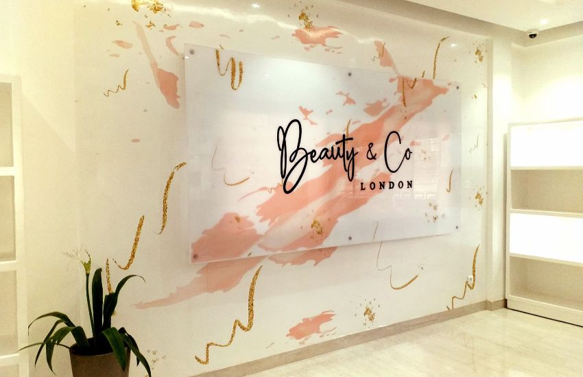 Photo d'une grande plaque avec logo