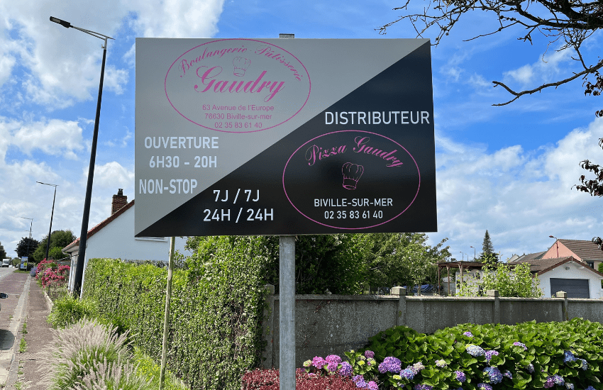 Photo d'un panneau pré enseigne