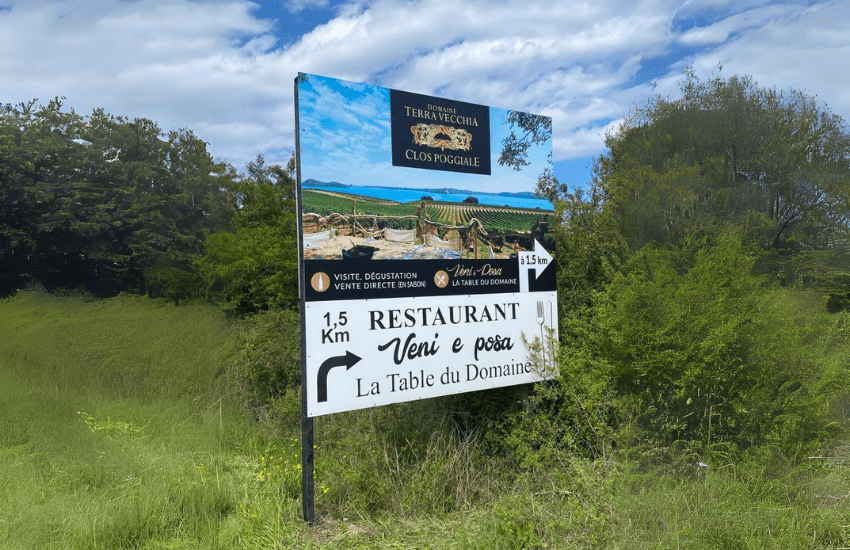 Photo d'un panneau pré enseigne